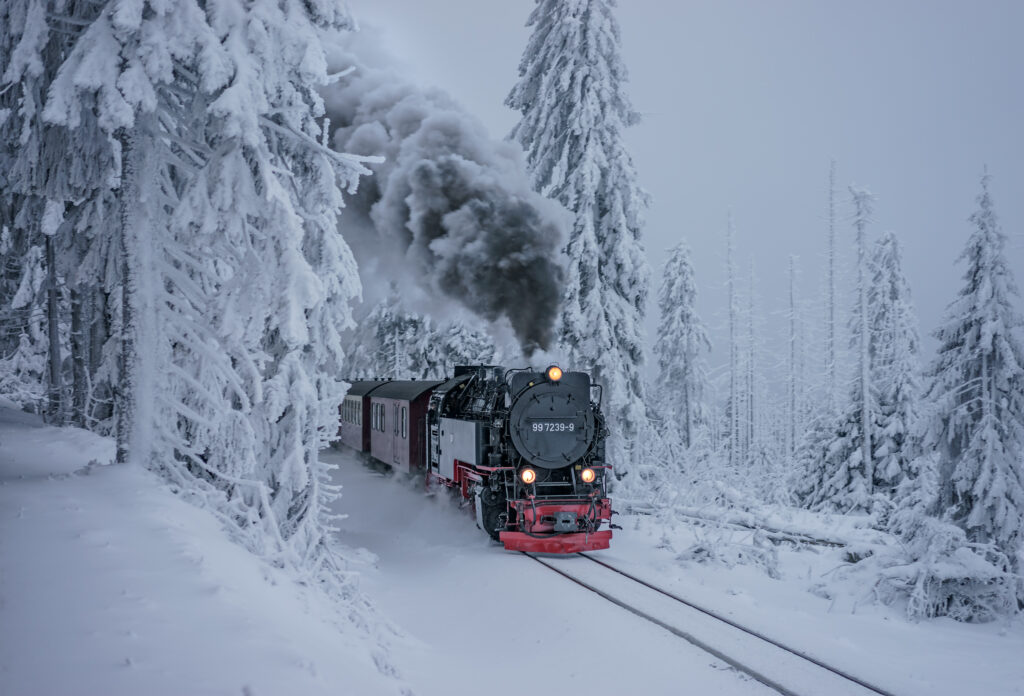 Harzer Schmalspurbahn auf dem Weg zum Brocken im Winter