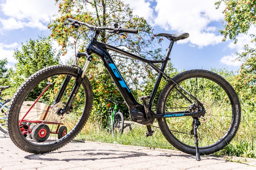 Schwarzes Fahrrad mit großen Reifen im Freien